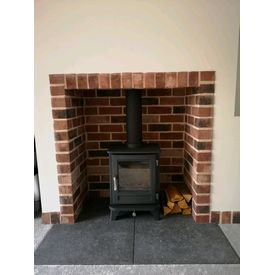 Chesneys Salisbury 4 woodburner in a brick lined fireplace recess